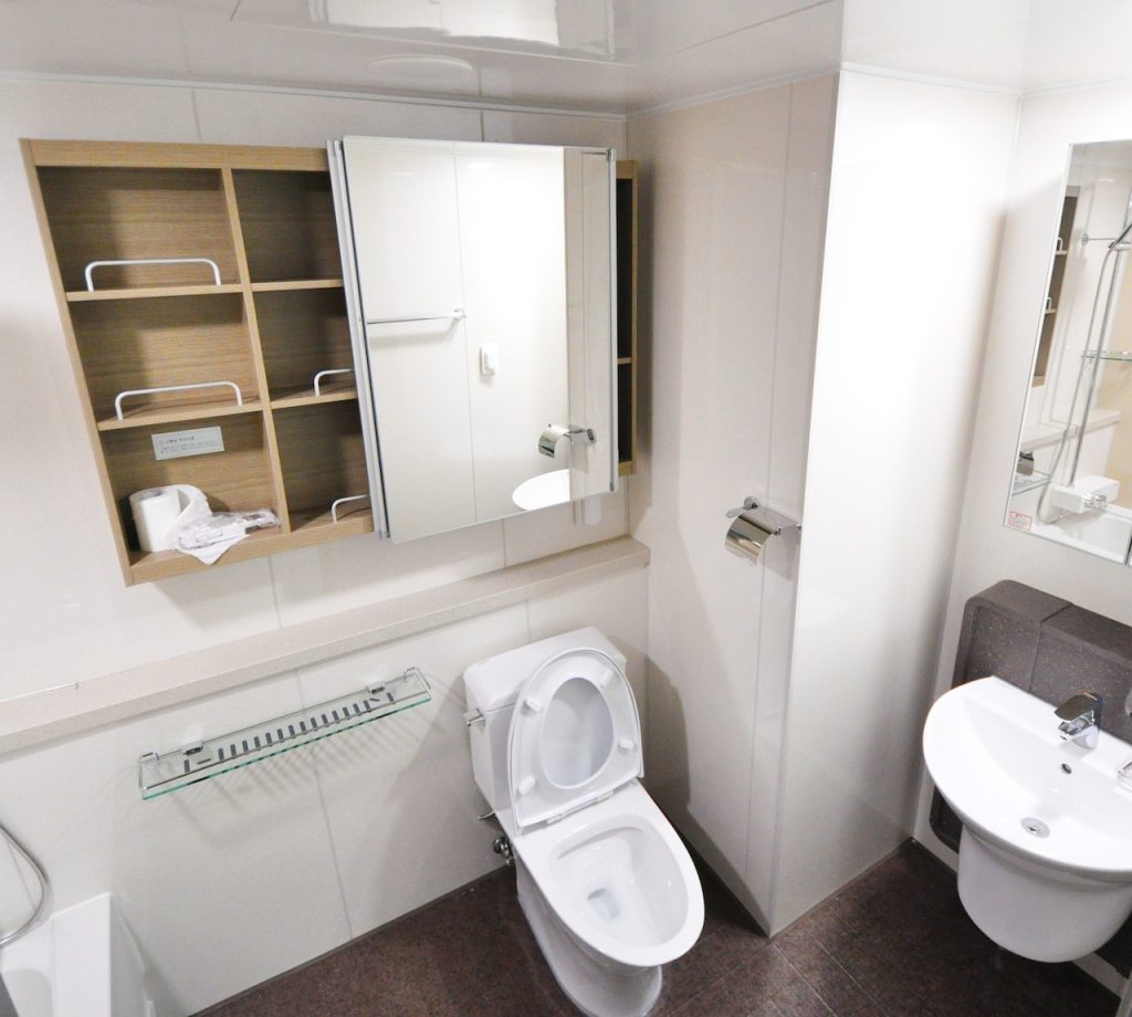Pemasangan rak di kamar mandi (Foto: Pixabay)