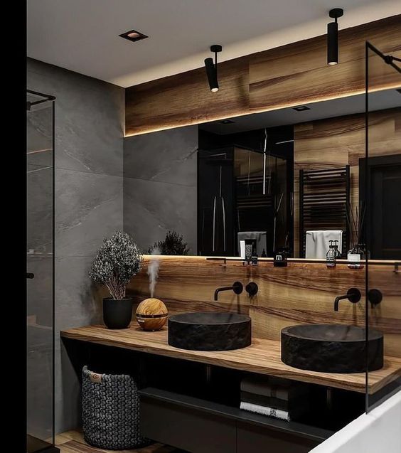 Kamar mandi industrial dengan cermin besar (Foto: Pinterest)