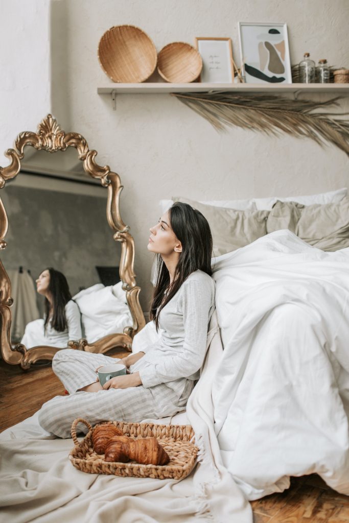 Ilsutrasi cermin yang menghadap kasur (Foto: Pexels/Vlada Karpovich)