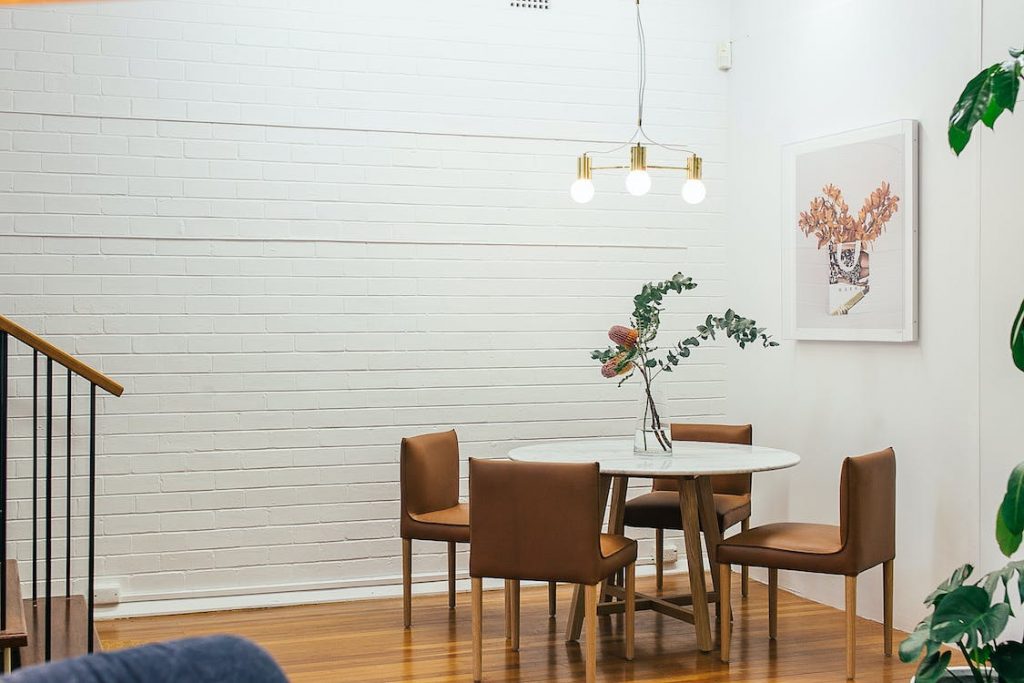 Set meja makan minimalis (Foto: Pexels/ Rachel Claire)