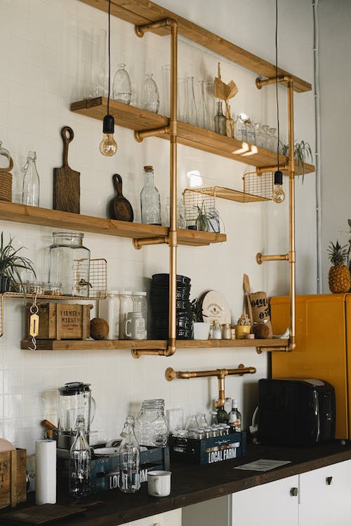 Rak dapur bertingkat (Foto: Pexels/Anna Shvets)