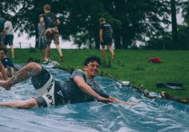 Alasan ilmiah mengapa kita tertawa saat melihat orang lain jatuh.