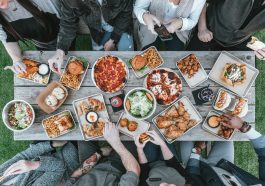 Makan bersama keluarga bisa turunkan tingkat stres.