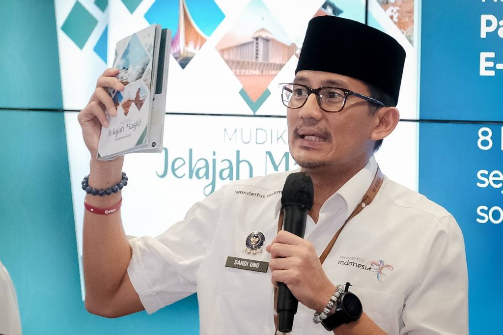 Sandiaga Uno luncurkan e-book 'Mudik Jelajah Masjid #DiIndonesiaAja;' (Foto: https://kemenparekraf.go.id/)