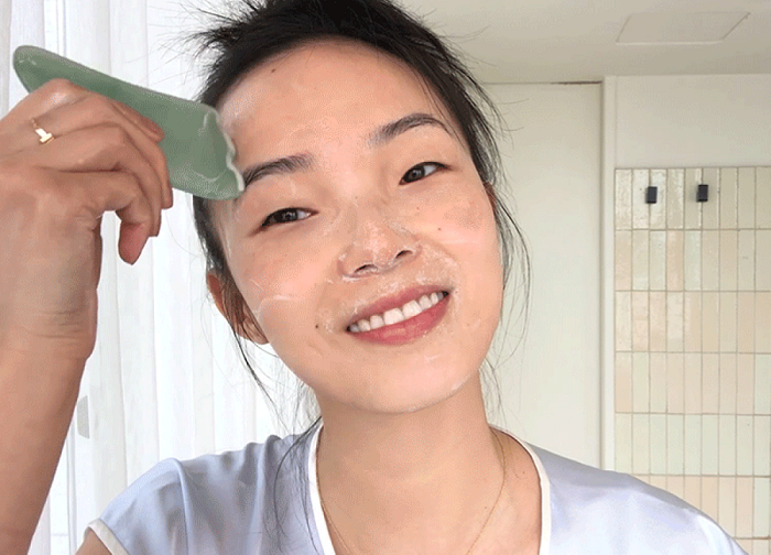 Metode kecantikan dengan gua sha (Foto:  Vogue)
