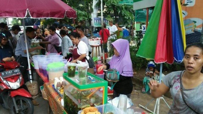 Pedagang takjil di Pasar Santa (Foto: Kompas)