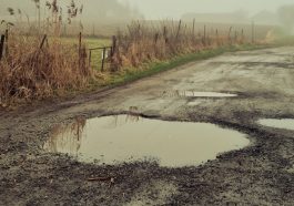 Jalanan berlubang (Foto: Pexels/rüveyda)