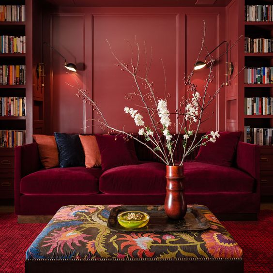 Ruang keluarga warna merah tua (Foto: Pinterest)