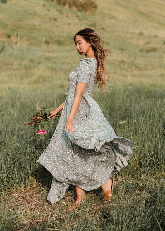 Dress dengan shade warna evergreen fog (Foto: Pinterest)