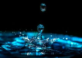 warna air adalah biru pucat.