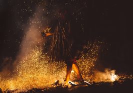 Penjelasan ilmiah soal firewalking atau berjalan di atas bara api.