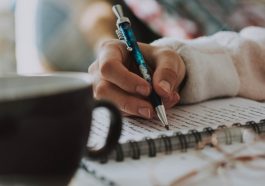 Gaya tulisan tangan tidak berhubungan dengan kepribadian seseorang.