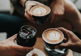 Cegah dehidrasi saat minum teh dan kopi.