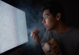 Menonton TV terlalu dekat bisa menggangu kesehatan mata.