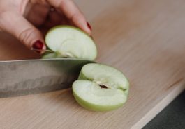 Penyebab apel berubah warna jadi kecoklatan setelah dikupas.