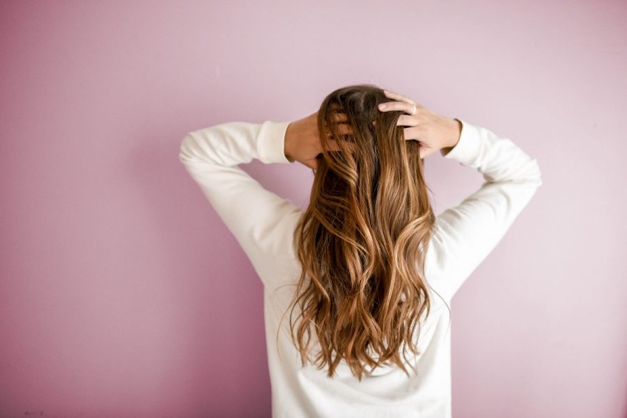 Cara tepat menjaga kesehatan rambut saat puasa.