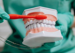 Cara menjaga kesehatan gigi dan mulut saat puasa.