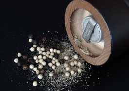 Piperin, zat yang menyebabkan kita bersin saat menghirup bubuk lada.