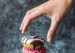 Sains membantah teori jika makanan jatuh belum lima menit, boleh dimakan.