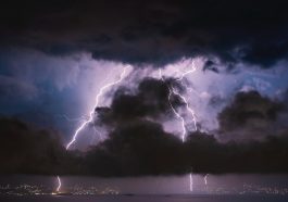 Tempat yang tepat untuk berlindung di luar rumah saat badai petir.