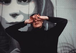 Mengusap wajah dan mata bisa mengurangi stres dan rasa lelah.