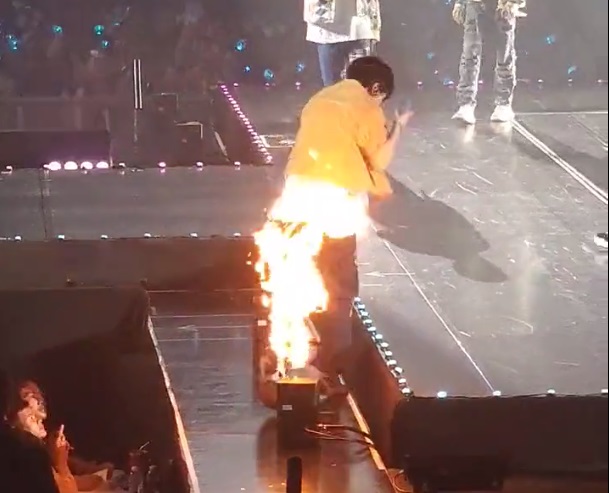 Jaehyuk TREASURE terkena semburan api di panggung (Foto: Twittter)