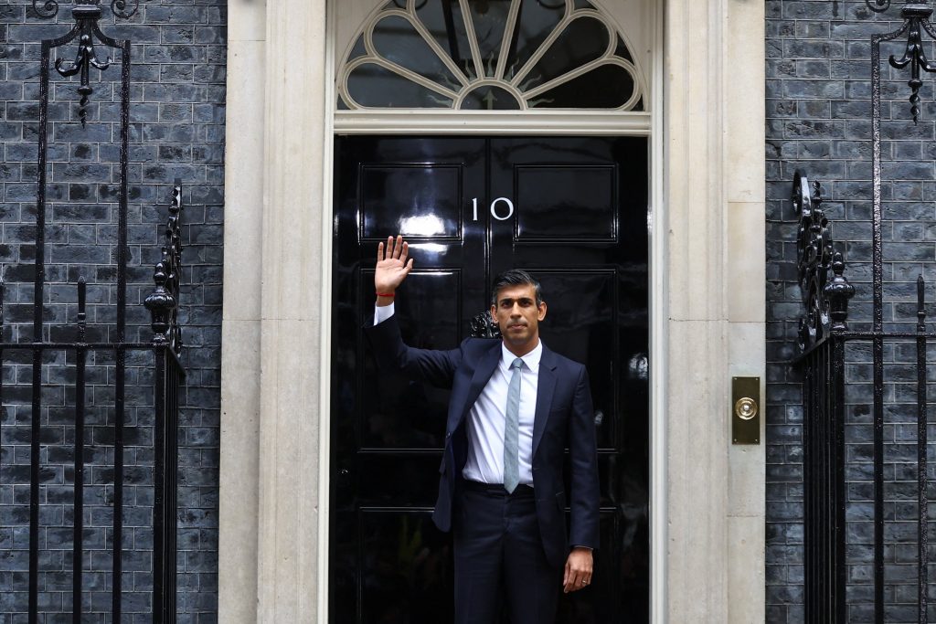 Downing Street 10 menjadi tempat tinggal Perdana Menteri Inggris (Foto: Daily Sabah)