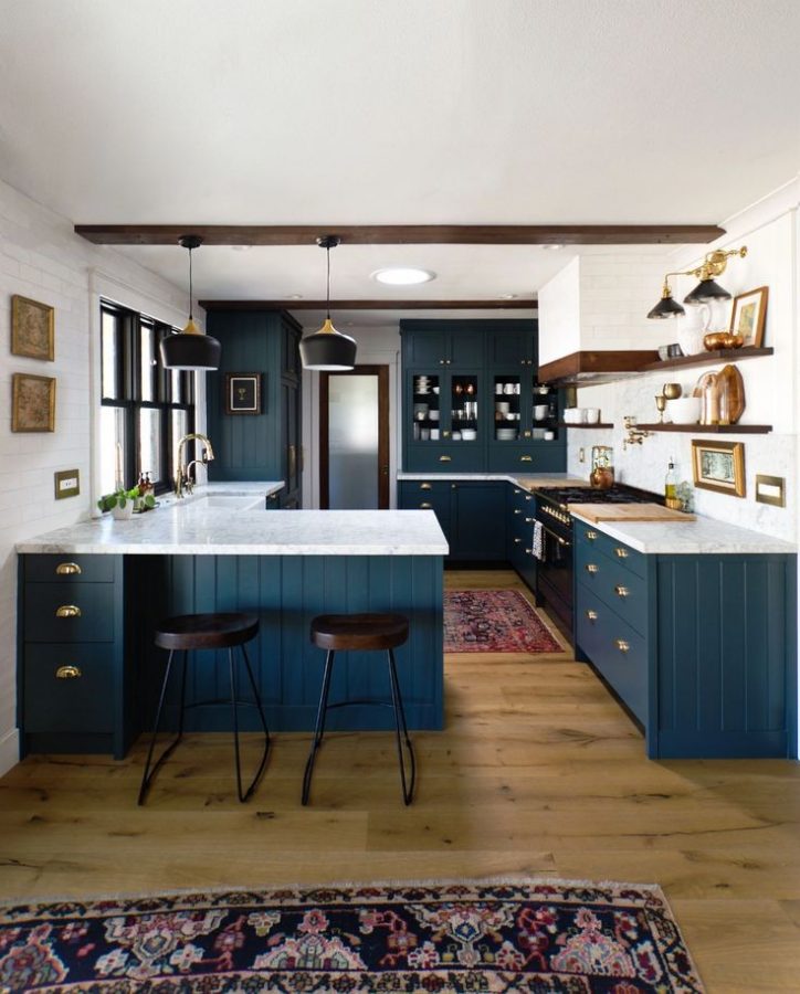 Dapur dengan warna biru donker (Foto: Pinterest)