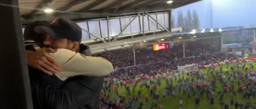 Ryan Reynolds dan Rob McElhenney berpelukan usai Wrexham AFC menangi pertandingan (Foto: Twitter)