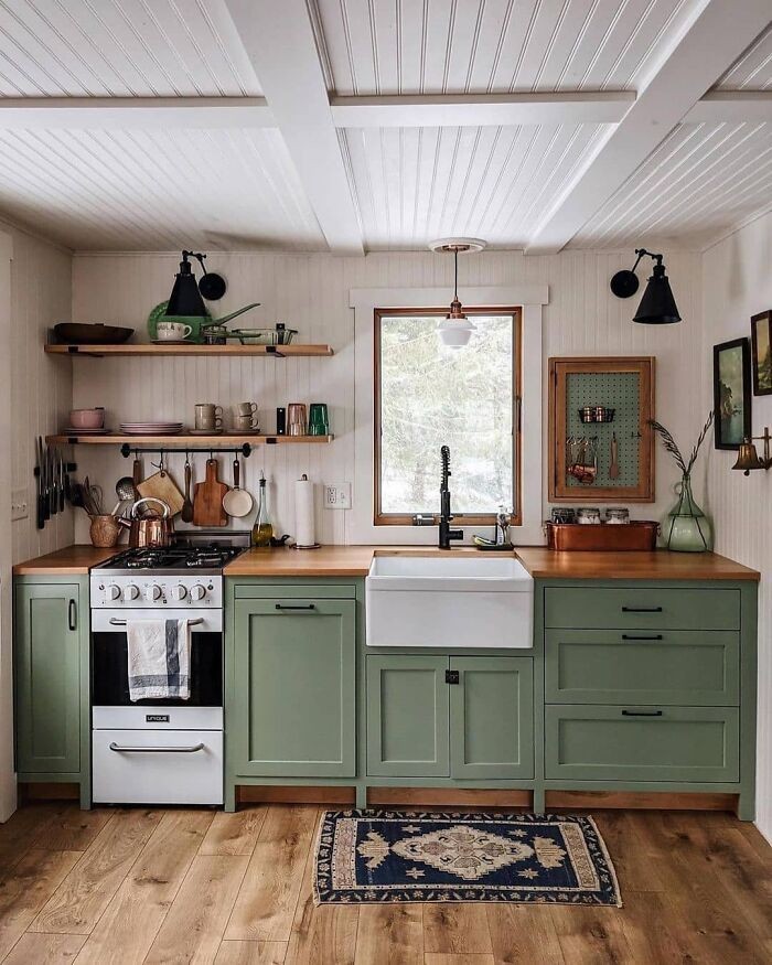 Dapur dengan warna hijau perpaduan kayu (Foto: Pinterest)