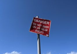 Alasan tanda bahaya biasanya berwarna merah.