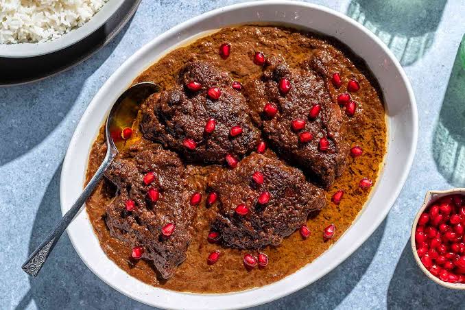 Hidangan fesenjan khas Iran (Foto: The Spruce Eats)