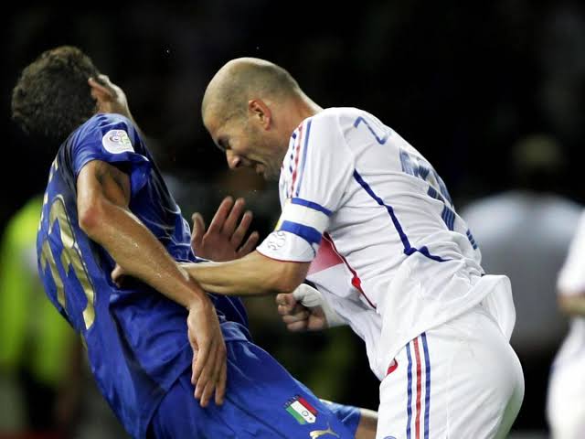 Zinadine Zidane dan Materazzi (Foto: Reuters)