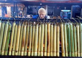Proses memasak lemang (Foto: FriedChillies)
