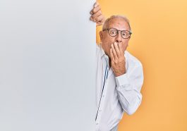 alasan ilmiah mengapa manusia menutup mulut saat terjkejut.