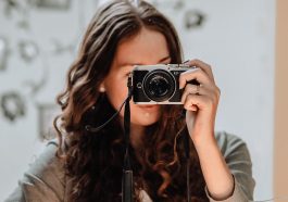 Memotret dianggap bisa merusak karya seni.