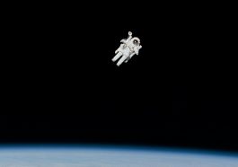 suhu di luar angkasa.