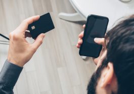 Ilustrasi penggunaan uang digital (Foto: Pexels/Mikhail Nilov)