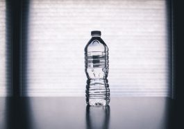 Air kemasan mengandung mikroplastik.