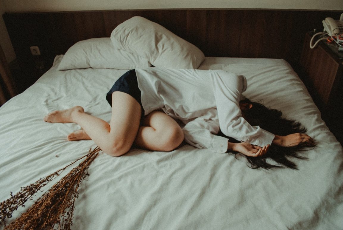 Alasan mengapa sulit tidur di tempat baru.