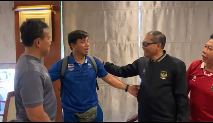 Salah satu official Thailand meminta maaf ke Manajer Timnas Kombes Sumardji (Foto: Twitter)