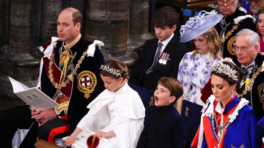 Aksi lucu Pangeran Louis dalam penobatan (Foto: Elle)