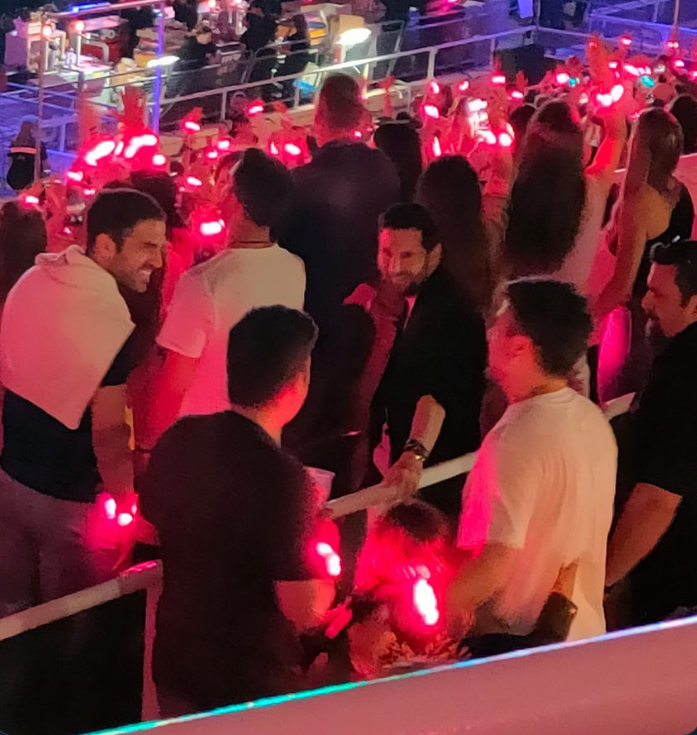 Leonel Messi dan Cesc Fabregas saksikan konser Coldplay (Foto: Twitter/@psg_chief)
