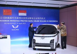 Sekretaris Kemensetneg, Setya Utama dan President Director Wuling Motors, Shi Guoyong (Foto: Kemensetneg)