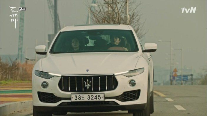 Maserati Levante dalam drama Ghoblin (Foto: tvN)