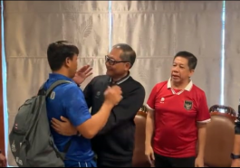 Salah satu official Thailand meminta maaf ke Manajer Timnas Kombes Sumardji (Foto: Twitter)