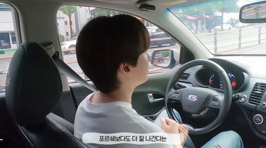 Eunhyuk kendarai mobil pribadinya (Foto: Koreaboo)