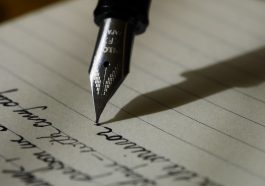 Alasan tulisan pensil mudah dihapus sedangkan tinta pulpen susah dihapus.