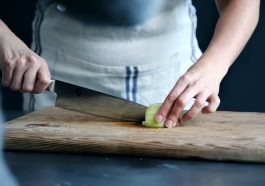 Ilustrasi bau makanan di tangan.