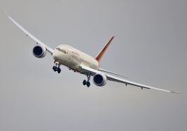 Alasan pesawat terbang berwarna putih.